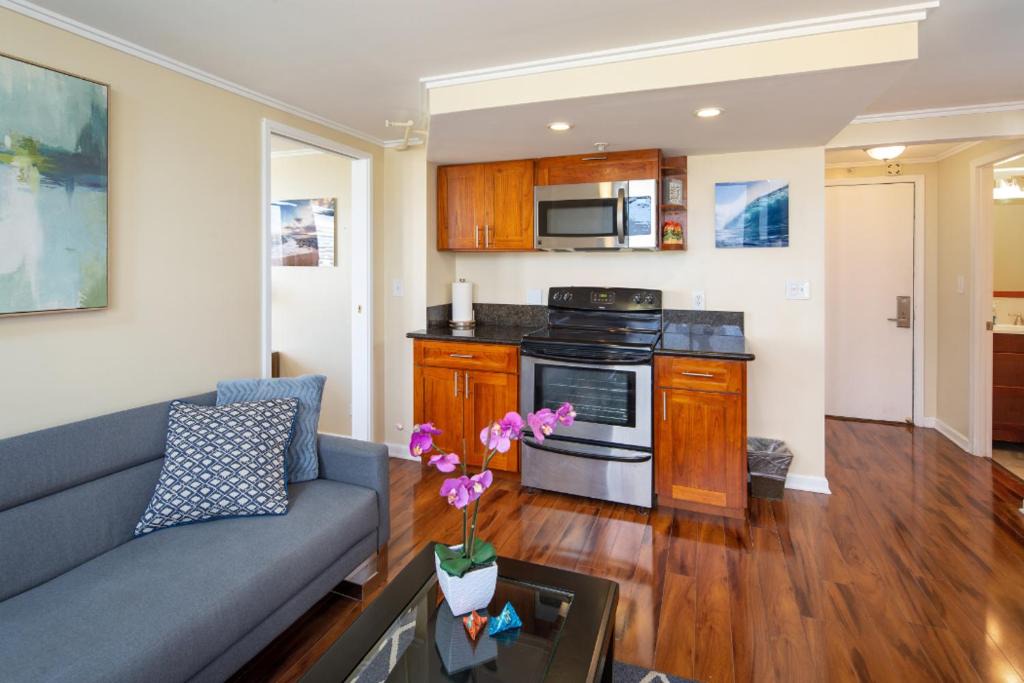 McCully - Moiliili Apartment | 2 Bedroom Corner Suite & Tropical Views