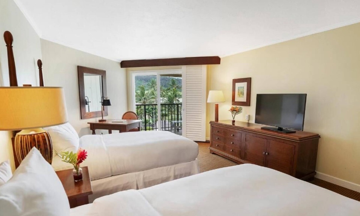 Hanamaulu Hotel | 2 Comfortable Rooms w/Garden View! Close to Lydgate State Beach Park! Pool!