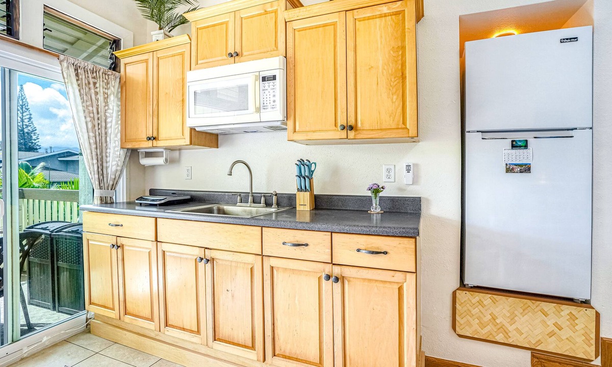 Princeville Apartment | 2nd floor studio with shared pool, fast WiFi, A/C, and mountain view