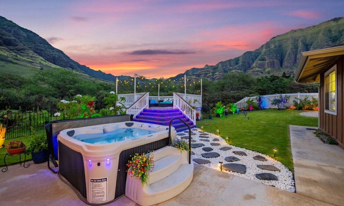 Makaha Valley House | 3 BDRM, Near beach, Free Prking, HotTub, Pool, Gym