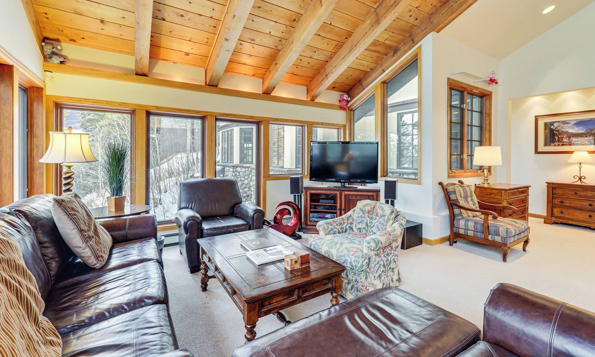 Highland Meadows House | 3 Mi to Vail Village: Classic Estate w/Hot Tub!