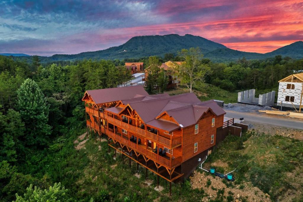 Sevierville House | Amazing 16 bedroom Sleeps 40 plus with two units side by side