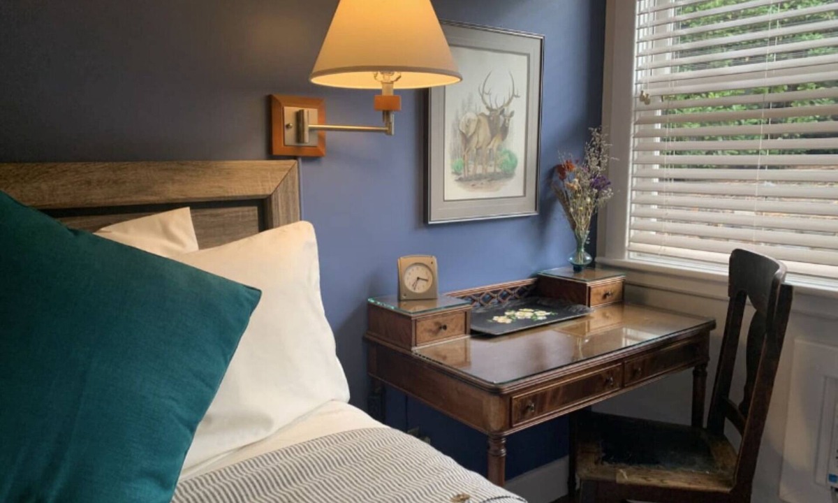 Siskiyou-Hargadine Historic District Bed & Breakfast | Ashland's Premier Eco-B&B: Dog-friendly Queen Bed Room with Separate Entrance (Pertelote)