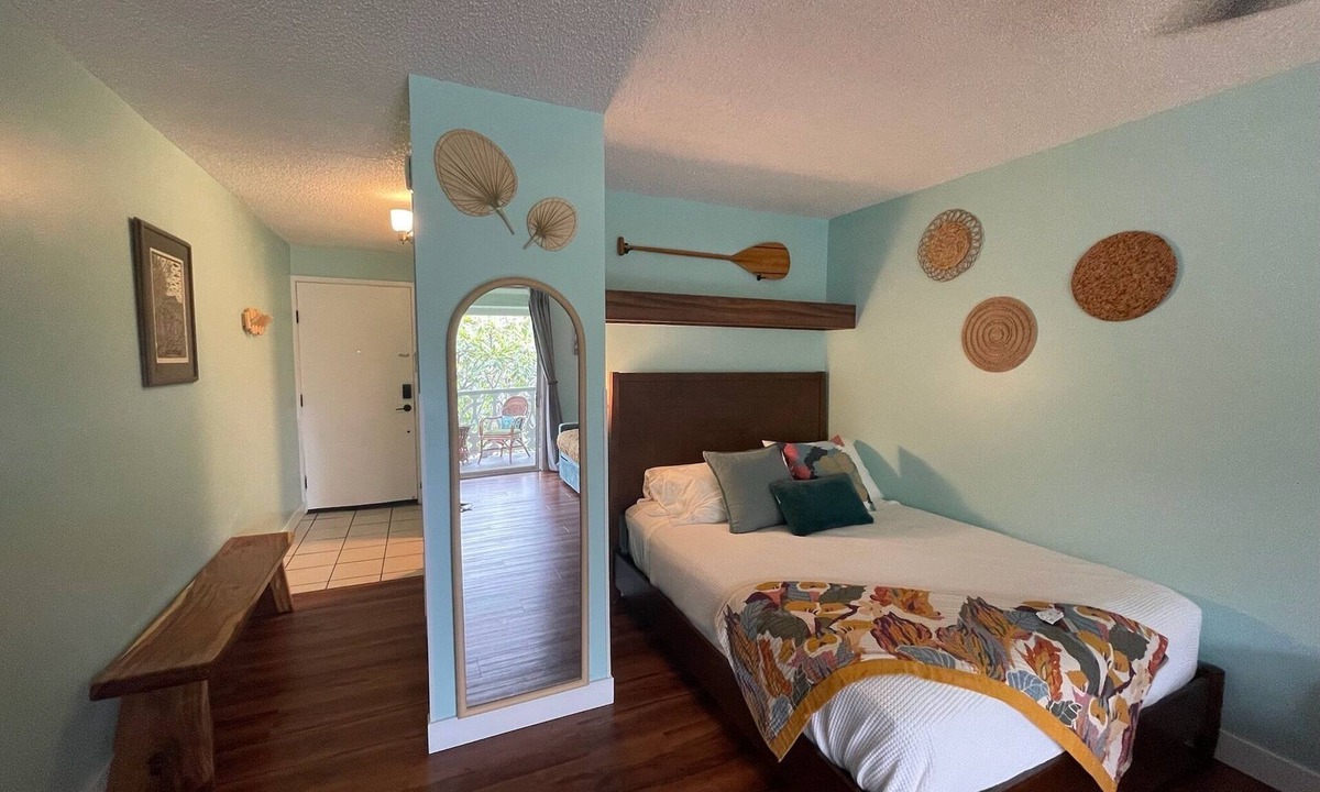 Historic Kailua Village Condo | Beach Bungalow Condo in Kona - New Remodel with 3 Beds & Sleeps 4 + Pool