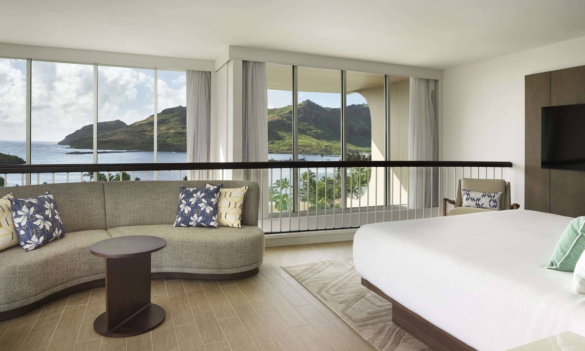 Lihue Hotel | Beach Resort with Outdoor Pool & Dining by the Ocean | Oceanfront 1BR Suite