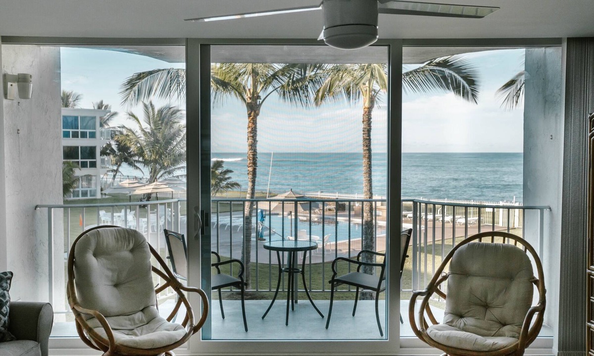Maili Condo | Beachfront Condo