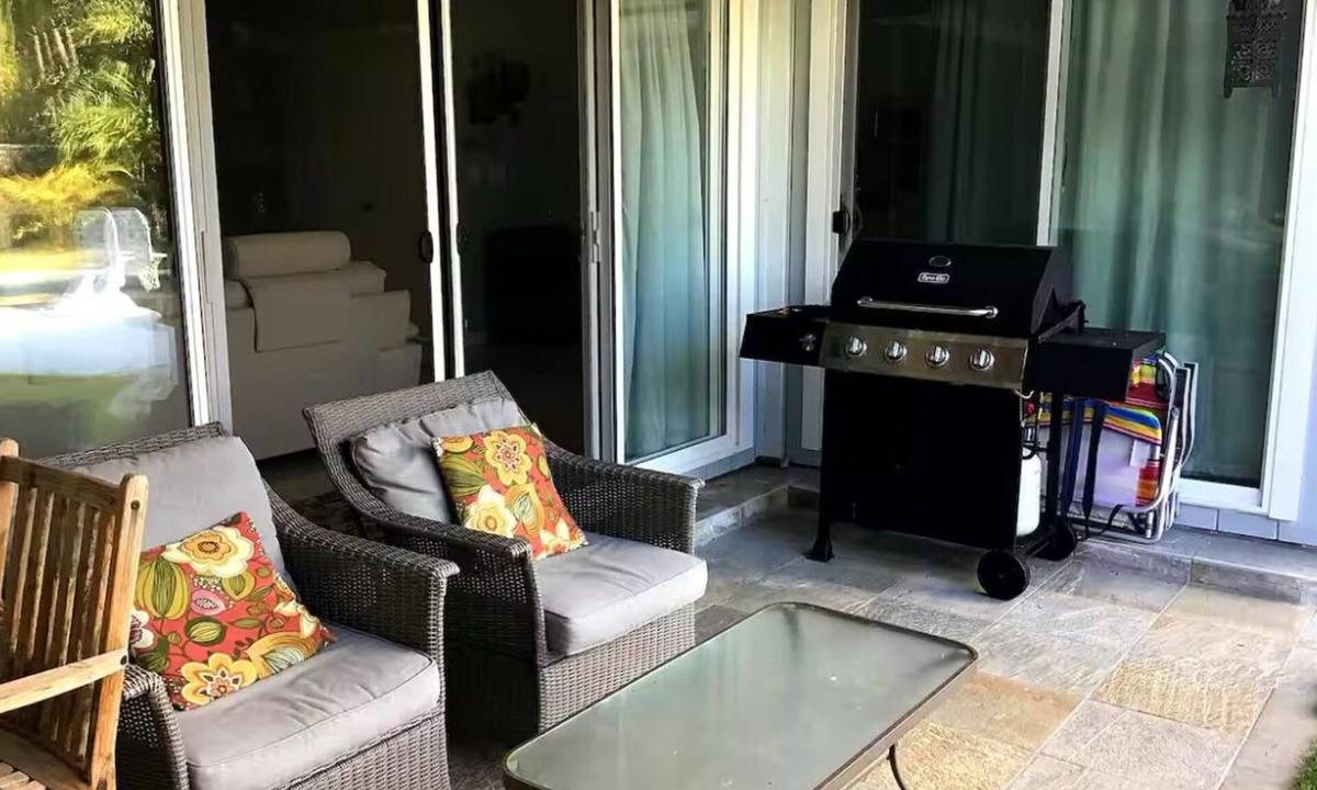 Kailua House | Beautiful 1-bedroom house in charming Kailua with AC, WiFi and private pool