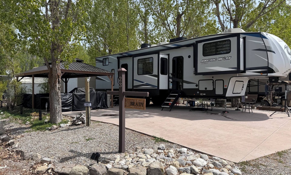 Thayne RV Rental | Beautiful Star Valley RV campground 5th wheel with pool, golf, & private gazebo
