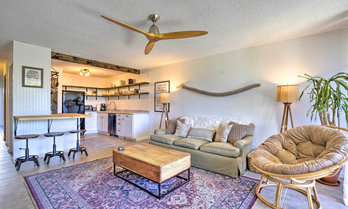 Historic Kailua Village Condo | Big Island Condo w/Pool Access: Walk to Beach!