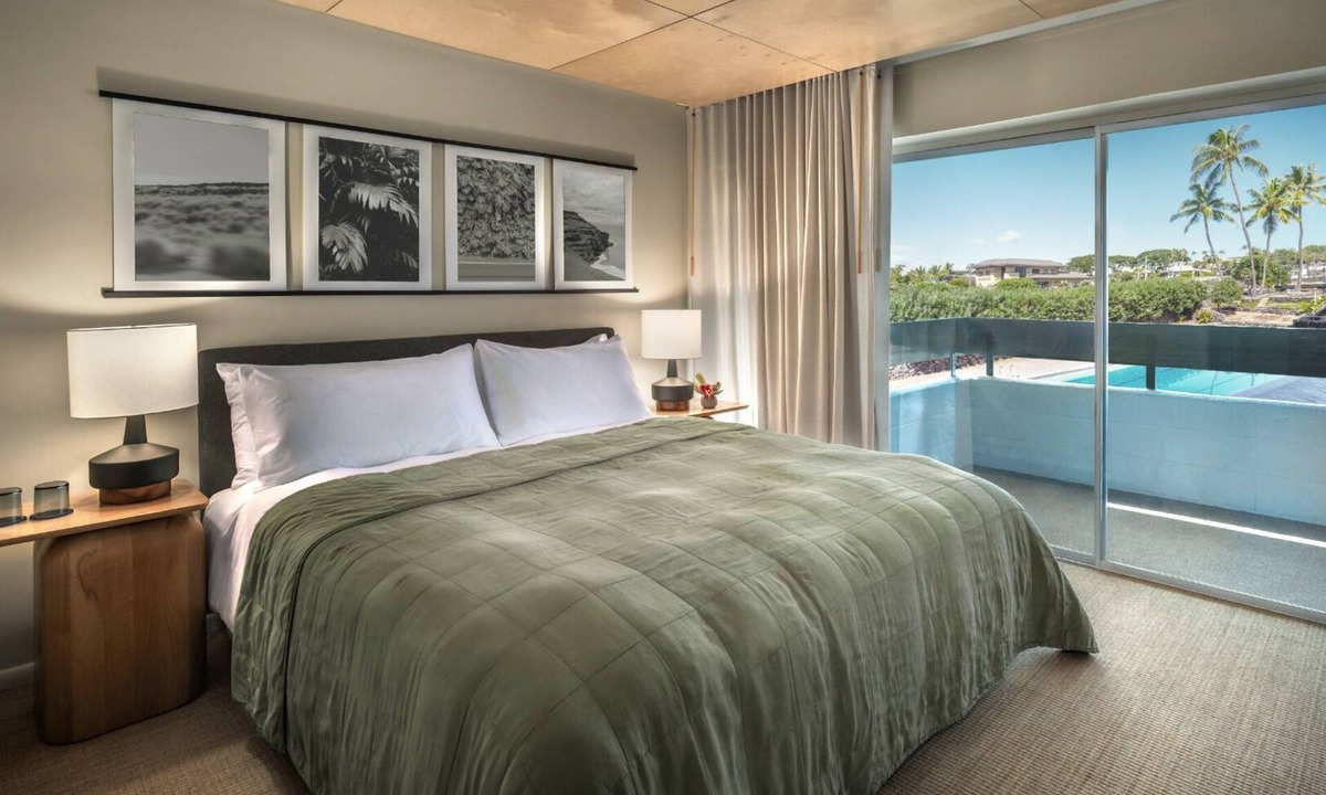 Historic Kailua Village Hotel | Bikes, Yoga Session, Pool & Garden Peace – All You Need for an Island Recharge