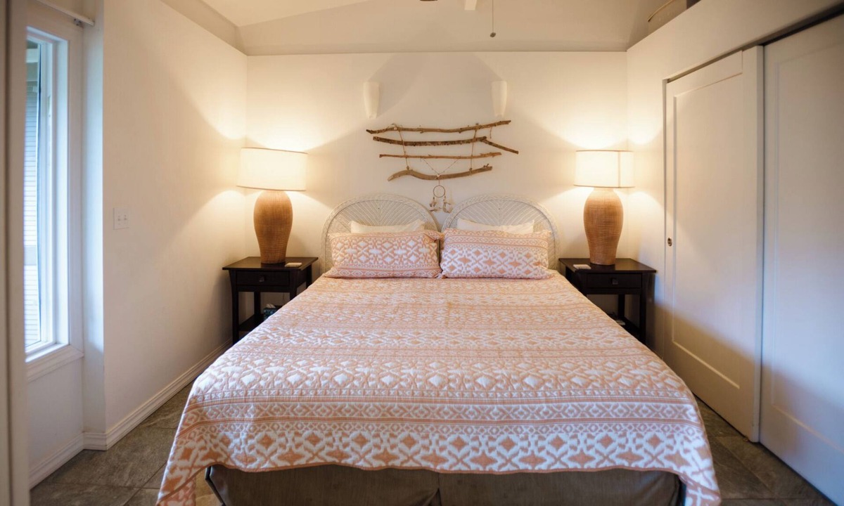 Kapaa Condo | Central location, Steps from Ocean! Kapaʻa with WiFi, AC