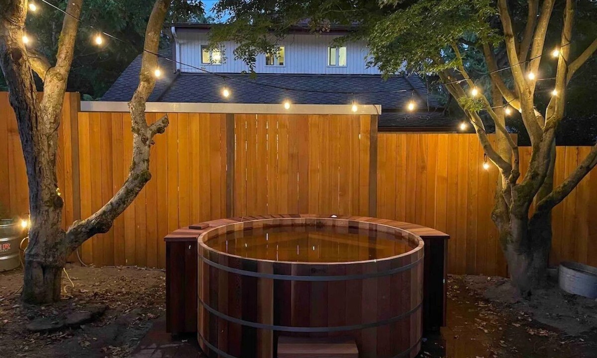 Wallingford House | Charming Green Lake Craftsman – Hot Tub, AC, Dog Friendly, Walk to Lake & C.