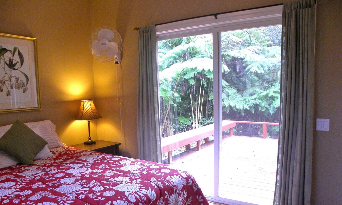 Kailua-Kona Cottage | Charming Kaloko Mountain Cottage with hot tub - private,secluded and cozy!
