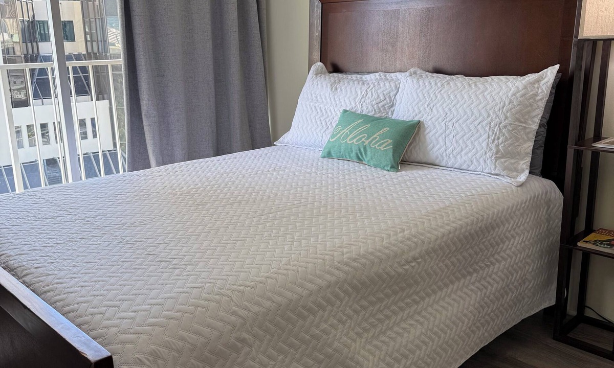 Waikiki Apartment | Cozy Waikiki Apt with FREE parking sleeps 4