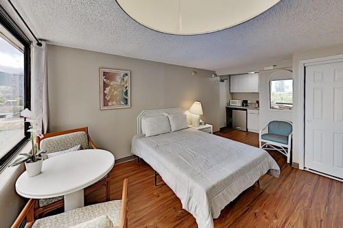 McCully - Moiliili Apartment | Delightful Hawaiian Monarch Studio