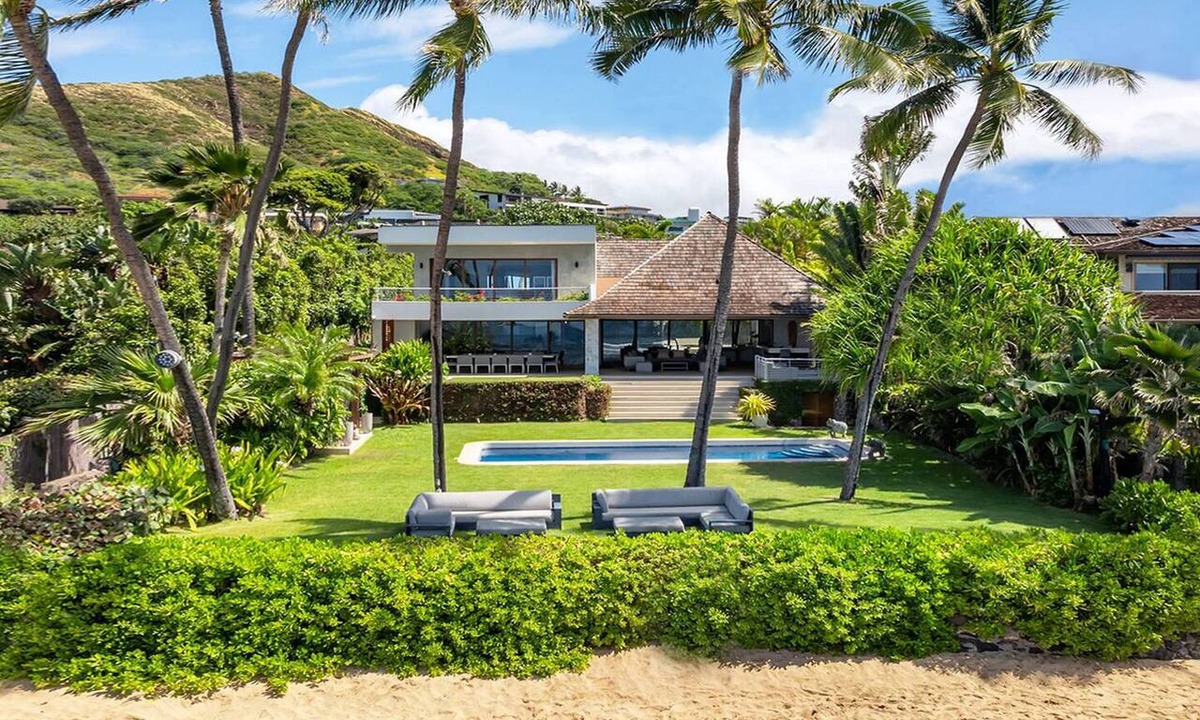Kahala House | Diamond Head Beachfront Estate | 9BR, Two Homes, Two Heated Pools w/ Beach Gate