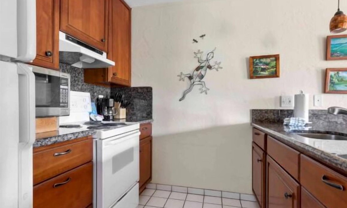 Wailua Hotel | Dive Into Your Dream Vacation! 4 Relaxing Suites with Kitchen | Swimming Pool