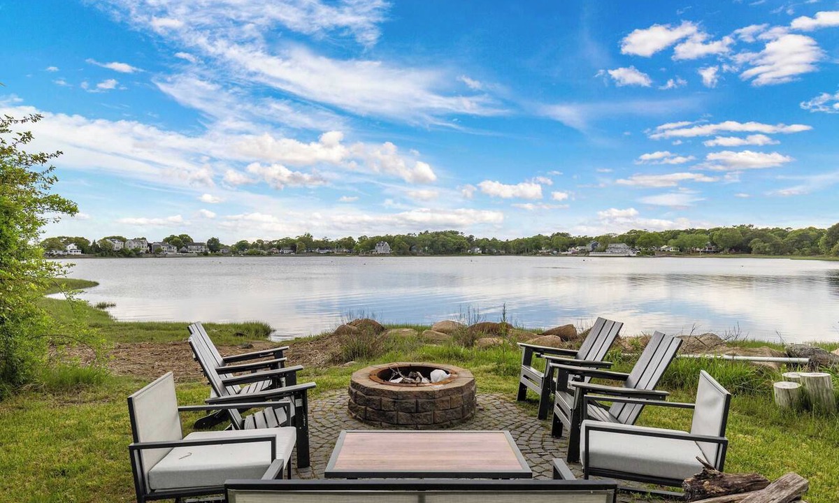 Wareham Center House | Edgewater Cottage | Right On The Ocean | Kayak & Fishing from a backyard oasis