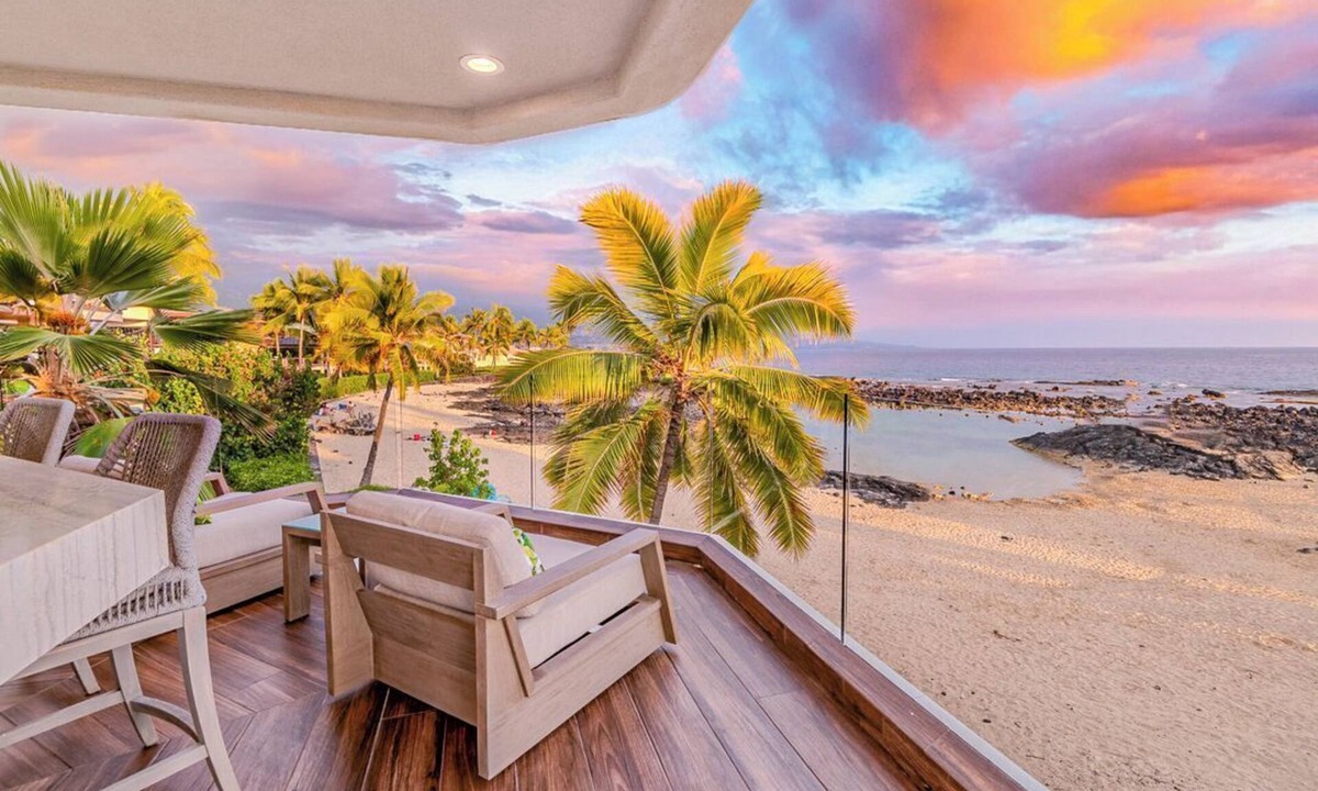 Historic Kailua Village Villa | Enjoy staying right on Keiki beach. Walking distance to the Ironman start!