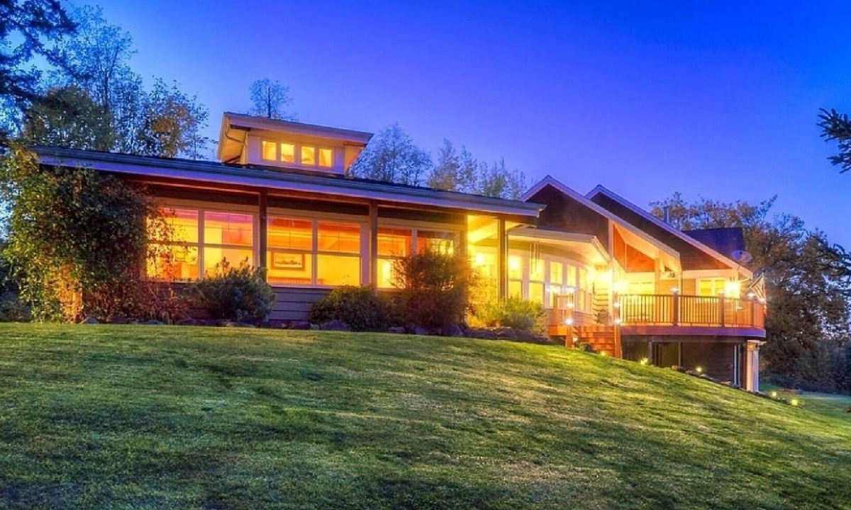 Tacoma House | Enumclaw Estate, Scenic Views! Sleeps12,HotTub,Sauna, 1hr frm Rainier & Crystal