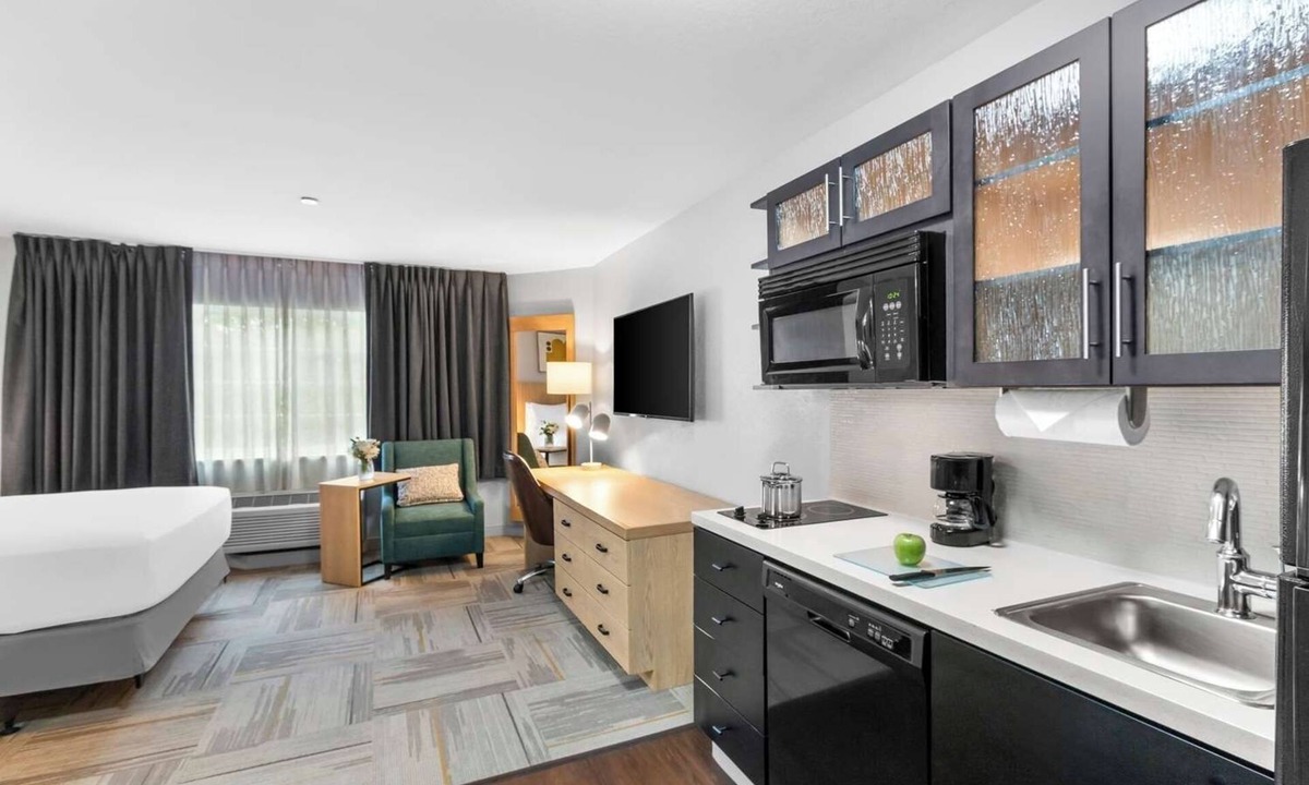 East Congress Apartment | Experience Austin's Famous 6th Street! Full Kitchen, Pet-friendly Property!