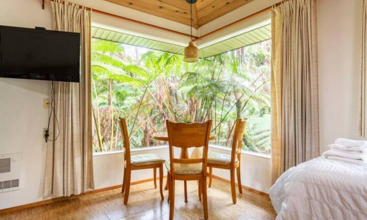 Volcano Cabin | Family Getaway in Volcano sleeps 4