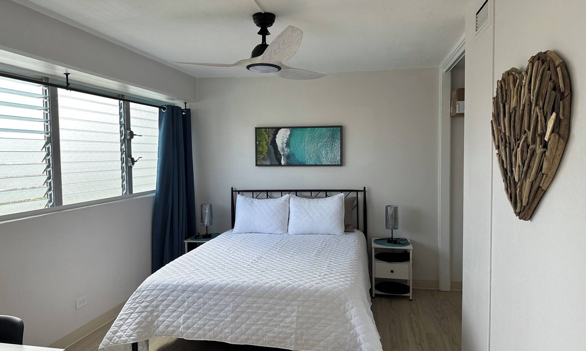 McCully - Moiliili Apartment | Fantastic 2-bedroom apartment sleeps 7 with FREE Parking in Waikiki