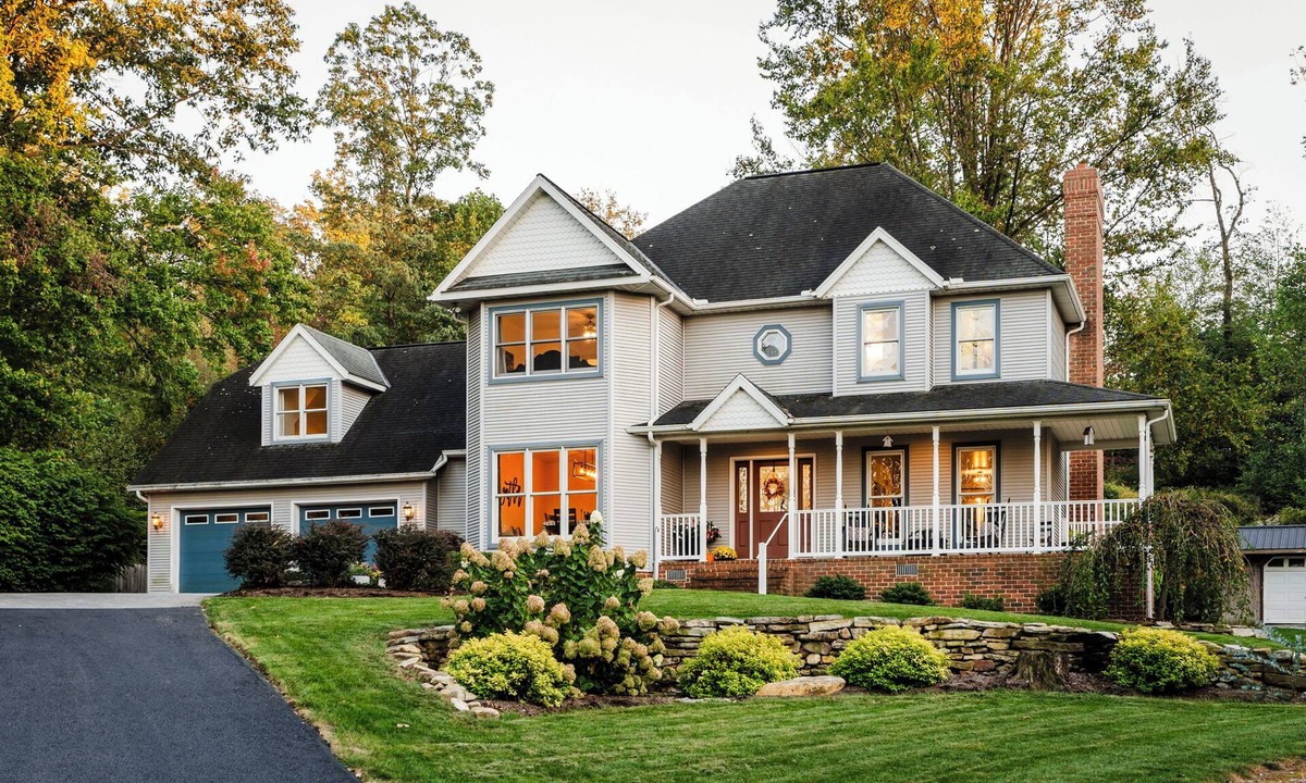 Strasburg House | Fernwood Villa is a large family home with a five bedrooms, a pool table, a patio & a private backyard