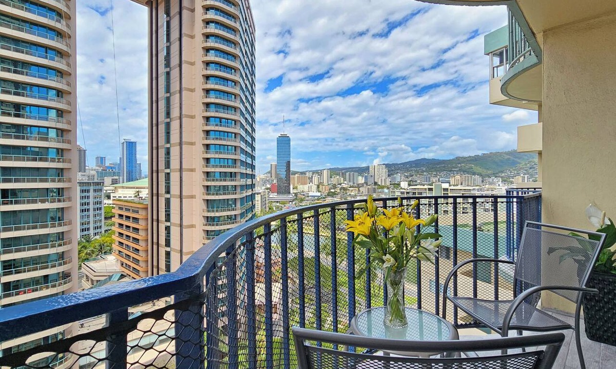 McCully - Moiliili Condo | Free Parking, Beach Gear Included, 2BR 1BA in Waikiki