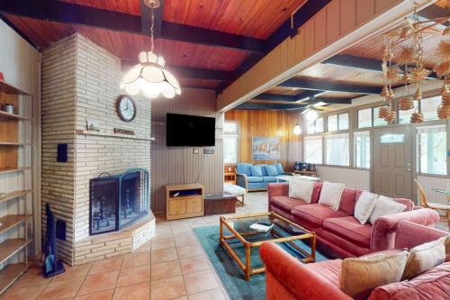 McQueeney House | Funshine | Riverfront house in Mc Queeney with guest house, river views, grill