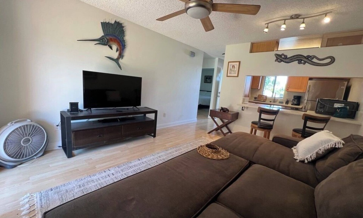 Waipahu House | Gorgeous 2-bedroom townhome with AC in friendly near Waikele outlet mall.