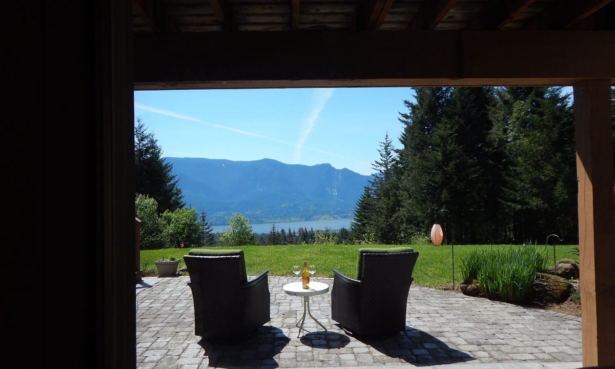 Stevenson Apartment | Gorgeous suite with panoramic Columbia river views.