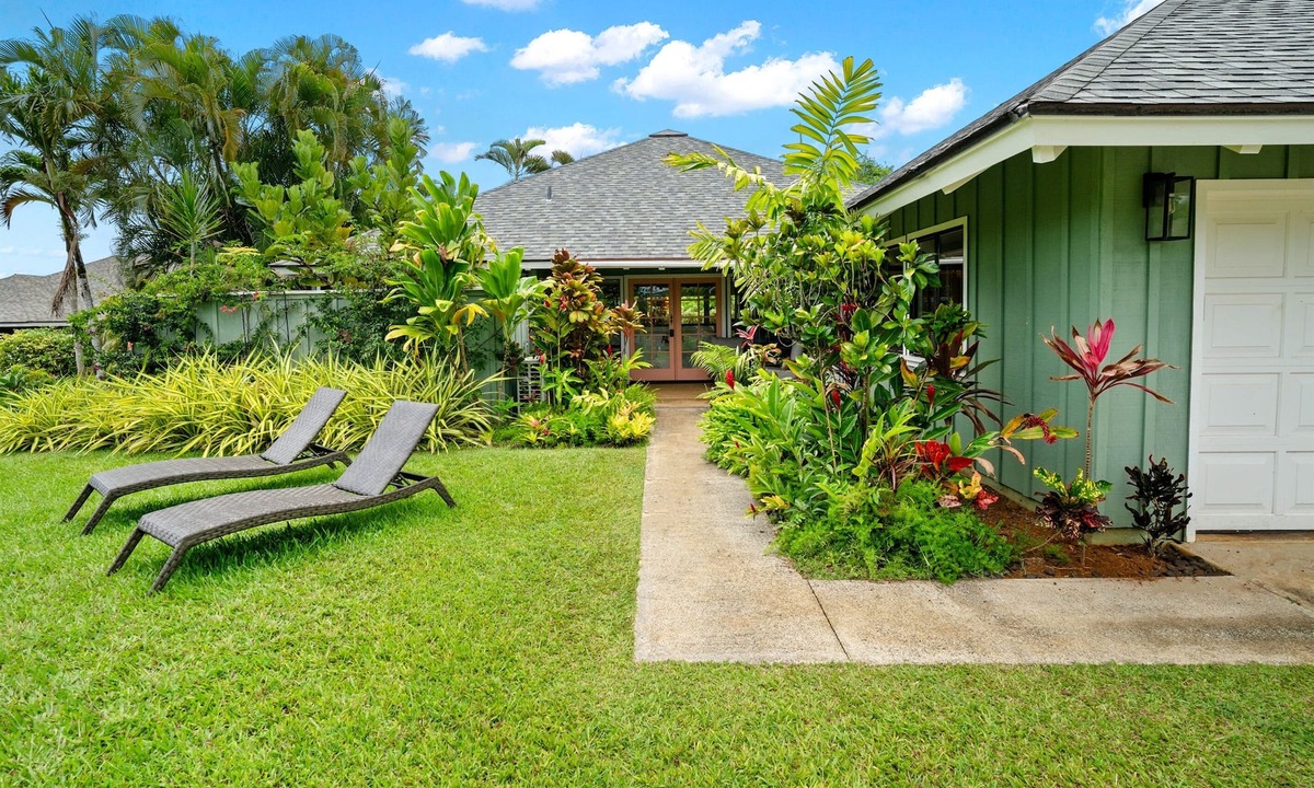 Princeville House | Hawaiian Bungalow ~A/C~ BBQ~ Near Beaches & Shops