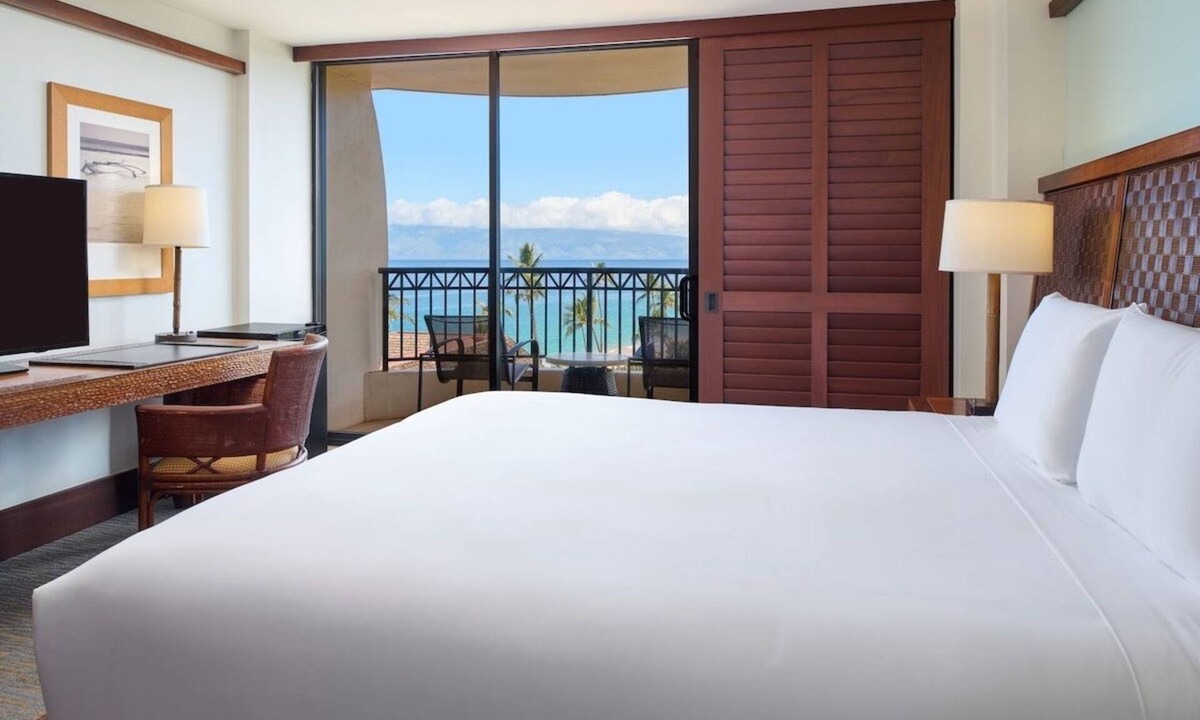 Lahaina Hotel | Hawaiian Dream Vacation! Beachfront Setting, Outdoor Pool, Parking