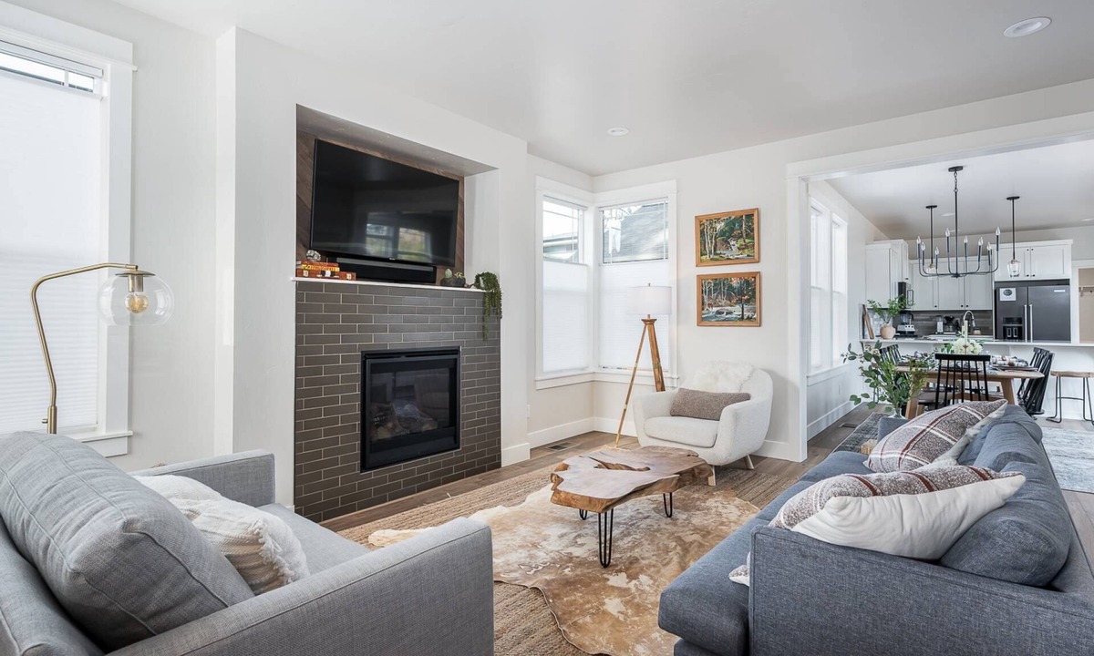Westbrook Meadows House | Impeccable Bend Mountain Retreat, 15 Min to Bachelor, Hot Tub, Fireplace, AC, Hike and Bike Trails