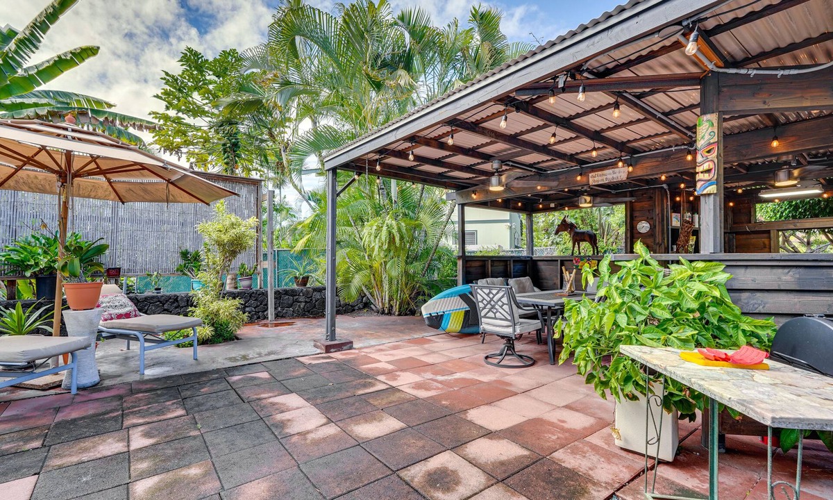 Kahaluu Bay House | Kailua-Kona Home w/Tropical Bar: Walk to Beach!