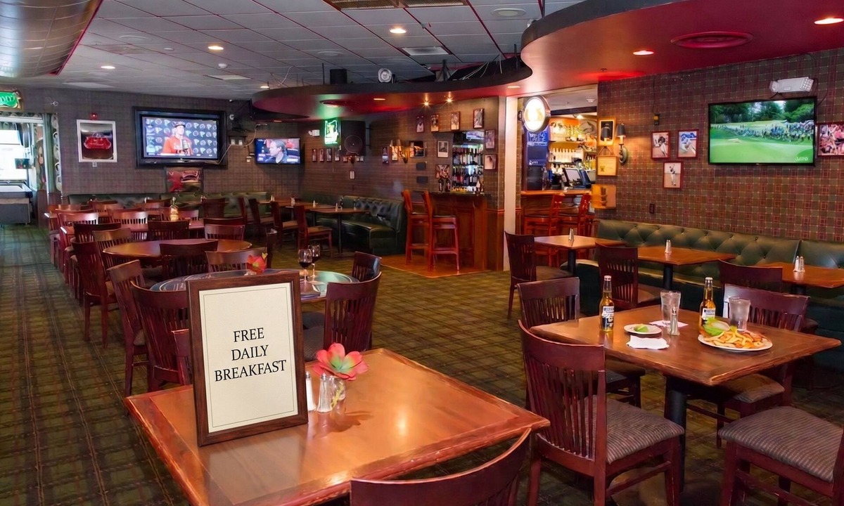 Medford Hotel | King Room w/Work Desk & Free Breakfast | Near MFR