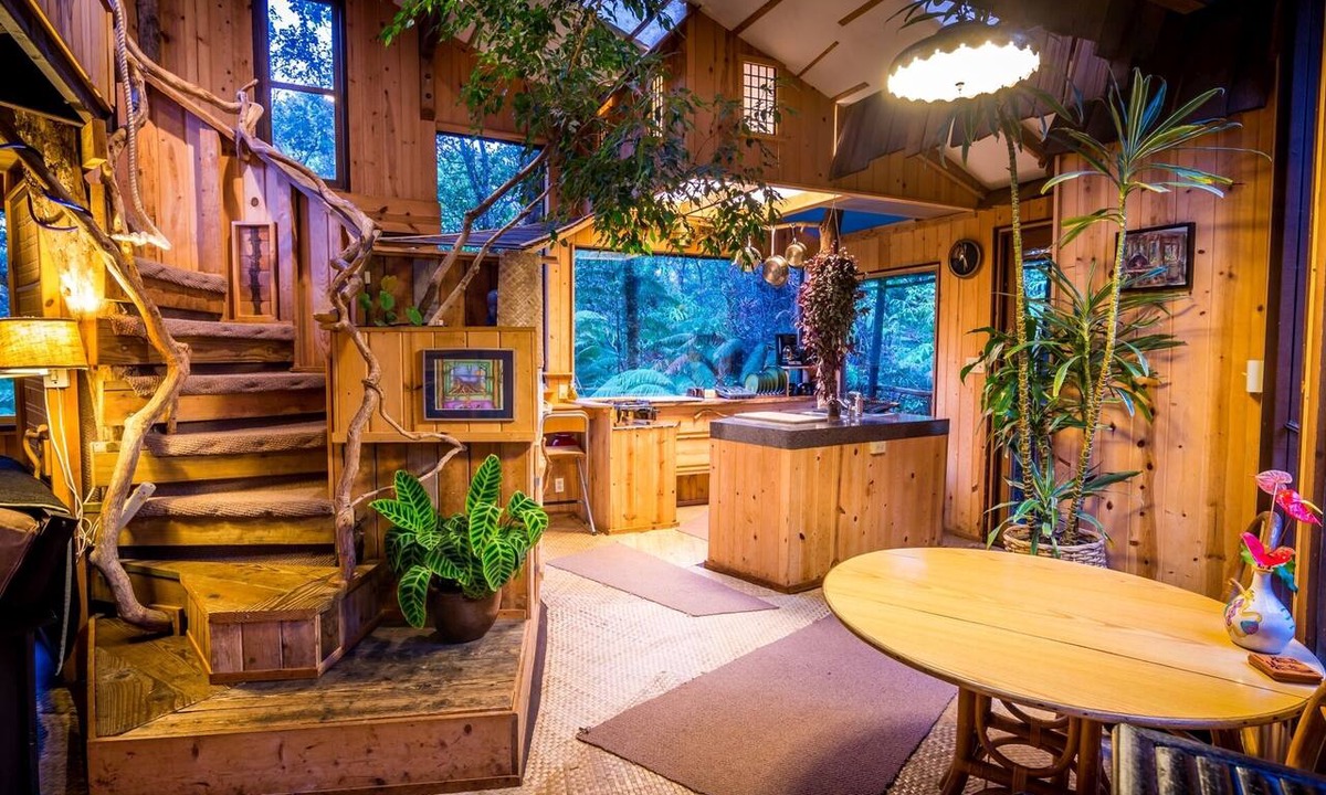 Royal Hawaiian Estates House | Live among the trees In this real-life treehouse!