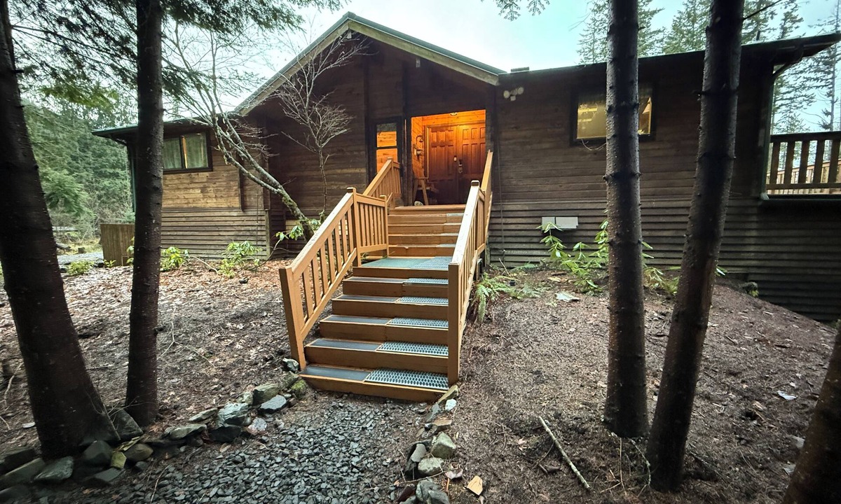 Enumclaw Cabin | Lovely cedar log cabin in Greenwater minutes to Mount Rainier