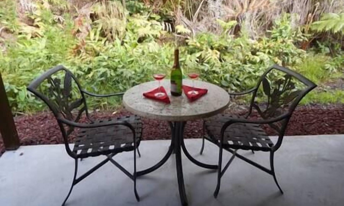 Volcano Apartment | Mai'a room, Mai'a Room at Lotus on Jade - Tropical tranquil sleep