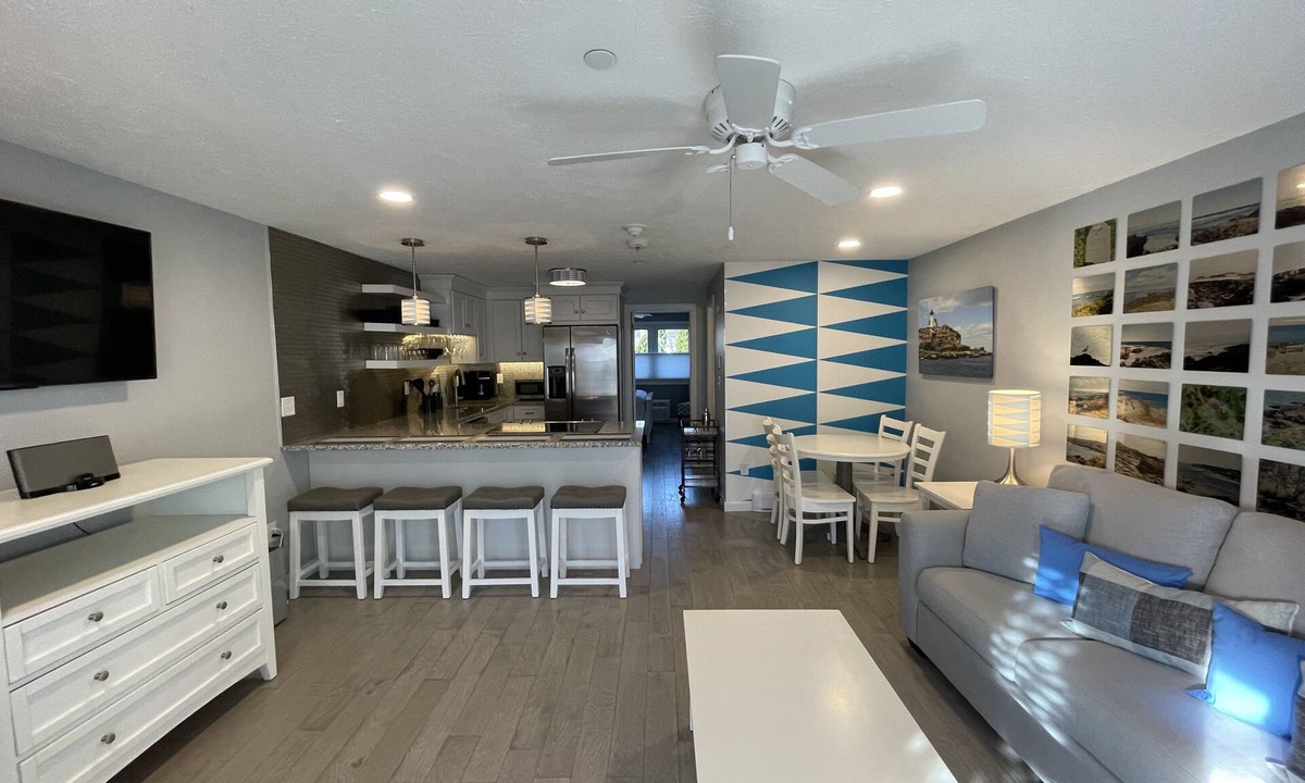 Ogunquit Condo | Modern, poolside Ogunquit 1br/1ba, just a 10 minute stroll into town.
