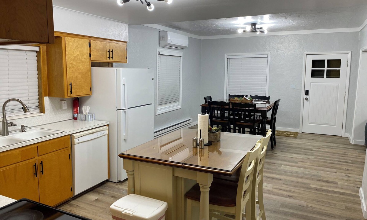 Richfield House | Mountain Biker's Heaven, QUIET 2-bedroom, 1 bath near trails and National Parks