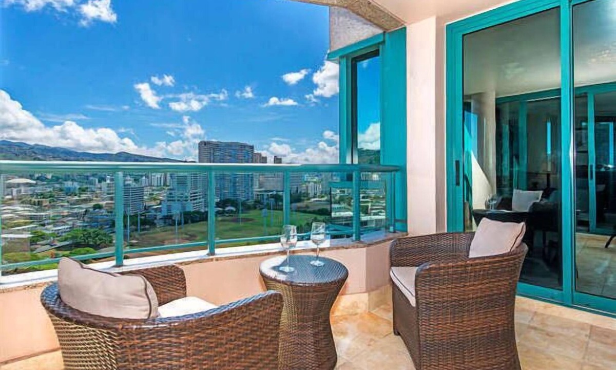 McCully - Moiliili Condo | Mountain-City Views Condo at the Waikiki Landmark w/Parking & Near the Beach