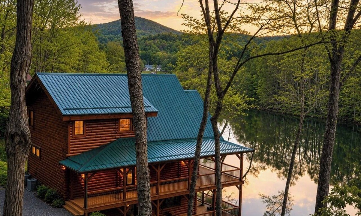 West Jefferson Cabin | NEW for FALL! Lakefront Log Cabin in West Jefferson -10 minutes to town-Pinball!