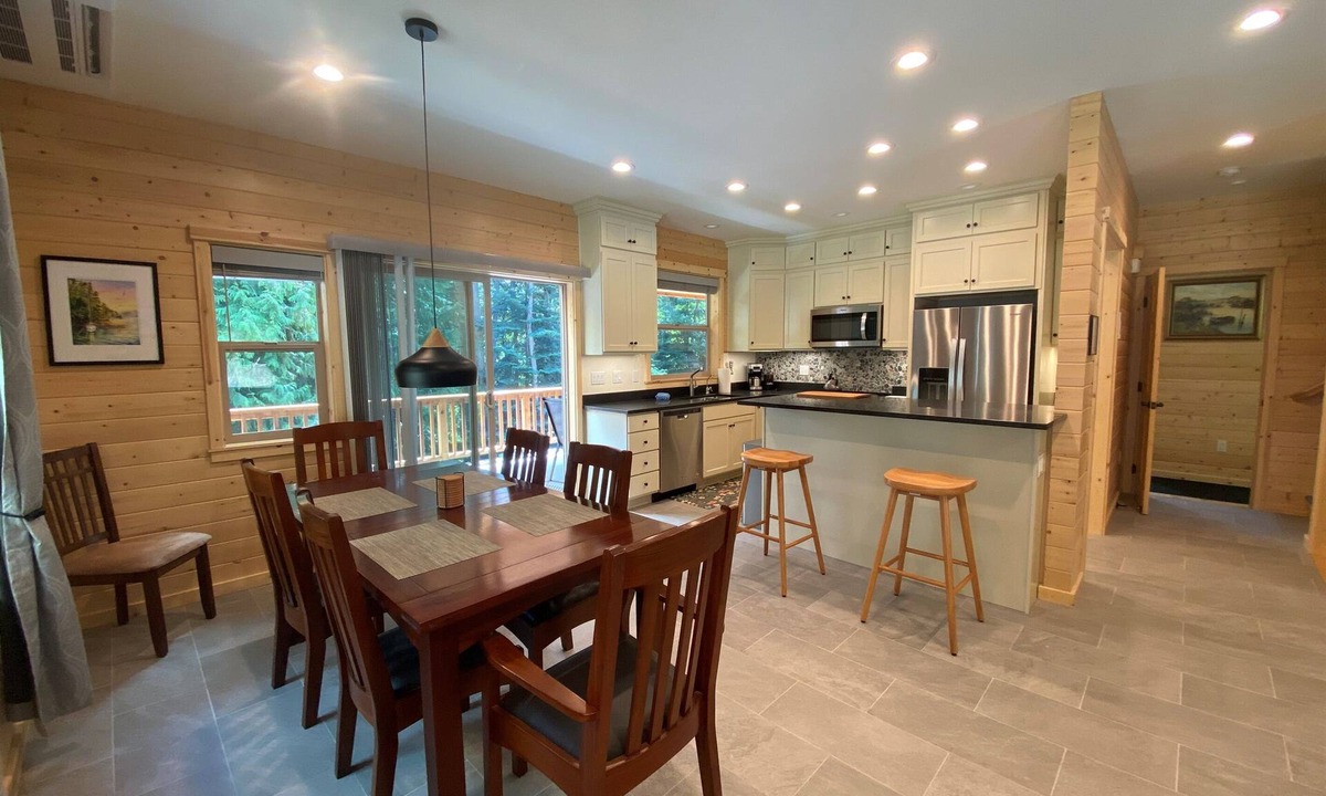 Eastsound House | NEW Private Forest Lodge 6 Mins from Ferry/Town Sleeps 8