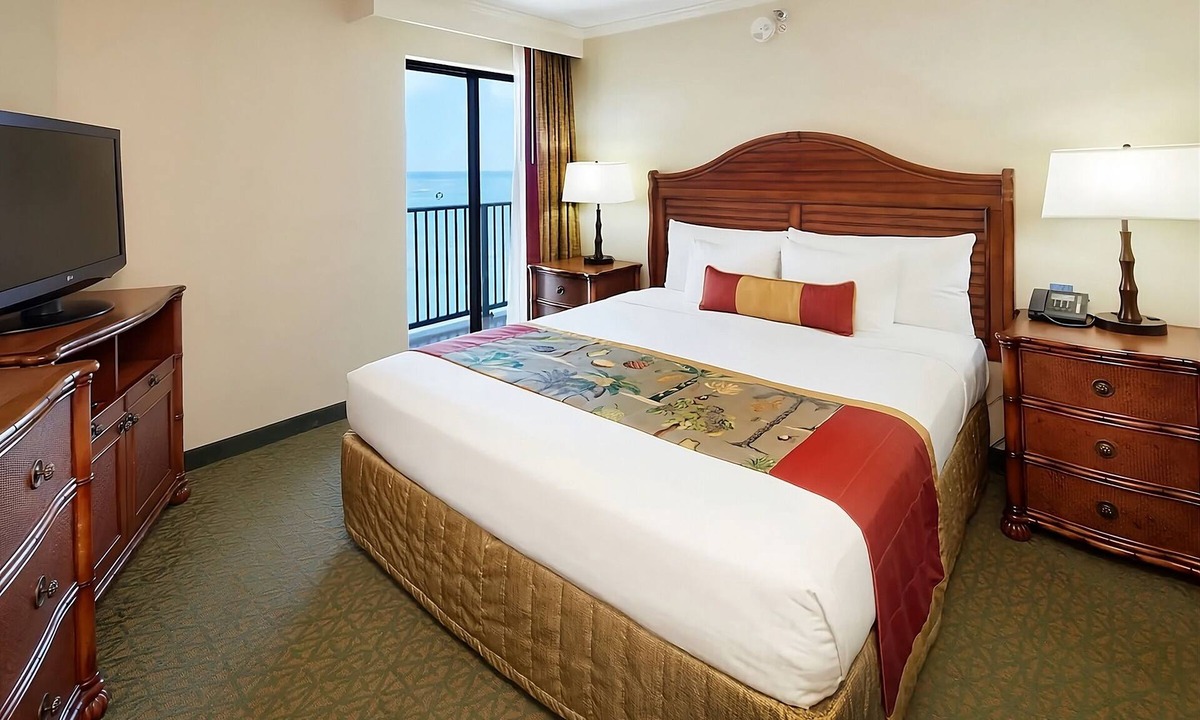 Waikiki Hotel | On Beautiful Waikiki Beach! Pool, Spa, 3 On-Site Restaurants, Water Activities