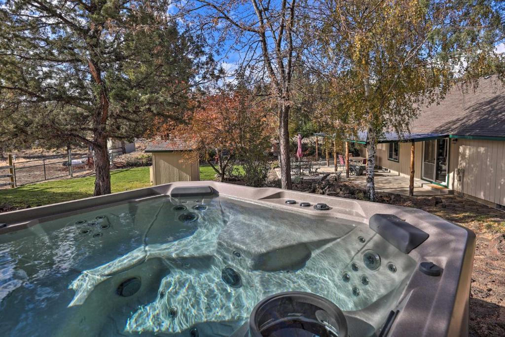 Redmond House | Pet-Friendly Redmond Home with Hot Tub, Porch, Grill