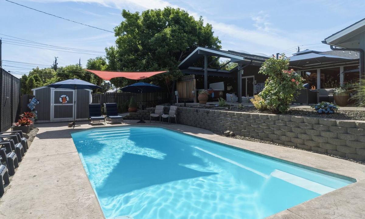 Wenatchee Cottage | Private Pool & Basketball Spacious 3BR Sleeps 9