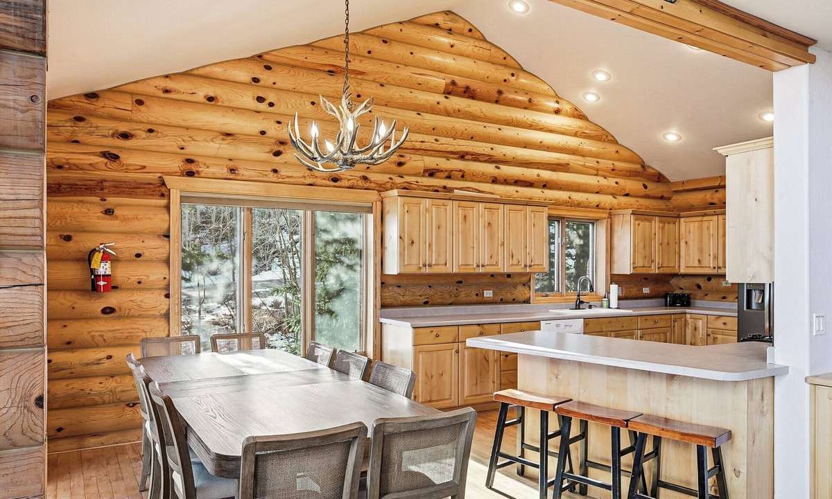 Brian Head Cabin | Ridgeview Retreat, 5-bedroom cabin in Brian Head with jacuzzi, views and stocked