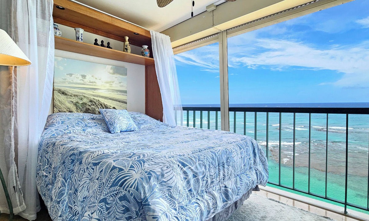 Diamond Head - Kapahulu - St. Louis Apartment | Sans Souci 1203 ⚜ 12th Floor Beachfront Studio—Sleeps 4, Smart TV & Wi-Fi